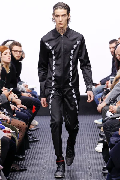 Look 16
